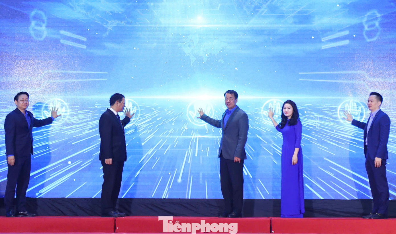 Anh Ngô Văn Cương - Bí thư T.Ư Đoàn cùng các đại biểu thực hiện nghi thức khai mạc Ngày hội Không gian sáng tạo trẻ. Anh Ngô Văn Cương - Bí thư T.Ư Đoàn cùng các đại biểu thực hiện nghi thức khai mạc Ngày hội Không gian sáng tạo trẻ.