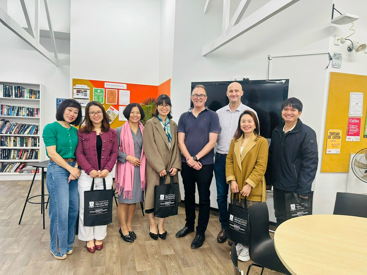 TS. Khúc Thế Anh truyền lửa nghiên cứu khoa học cho sinh viên.