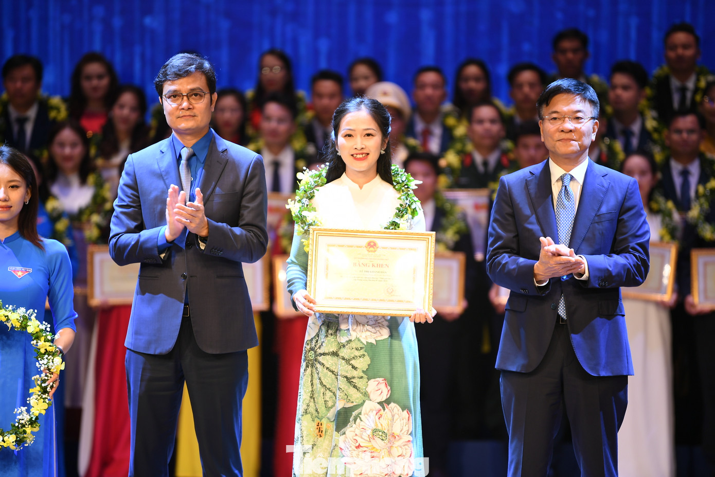 Phó Thủ tướng Lê Thành Long và Ủy viên dự khuyết T.Ư Đảng, Bí thư thứ nhất T.Ư Đoàn Bùi Quang Huy trao bằng khen của Bộ Giáo dục và Đào tạo cho nhà giáo trẻ tiêu biểu.