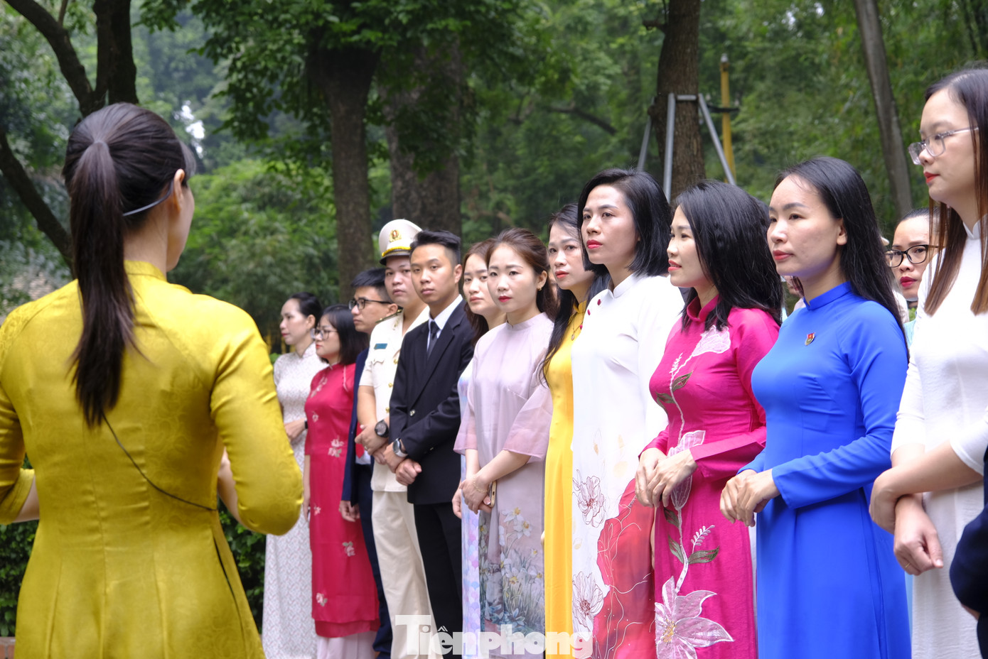 Đại biểu nhà giáo trẻ tham quan khu Di tích Chủ tịch Hồ Chí Minh tại Phủ Chủ tịch. Ảnh: Châu Linh Đại biểu nhà giáo trẻ tham quan khu Di tích Chủ tịch Hồ Chí Minh tại Phủ Chủ tịch. Ảnh: Châu Linh