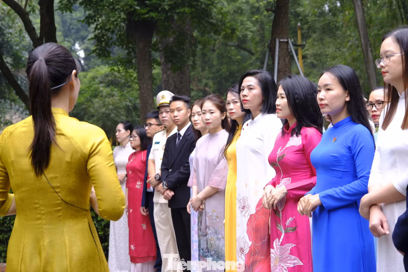 Đại biểu nhà giáo trẻ tham quan khu Di tích Chủ tịch Hồ Chí Minh tại Phủ Chủ tịch. Ảnh: Châu Linh Đại biểu nhà giáo trẻ tham quan khu Di tích Chủ tịch Hồ Chí Minh tại Phủ Chủ tịch. Ảnh: Châu Linh