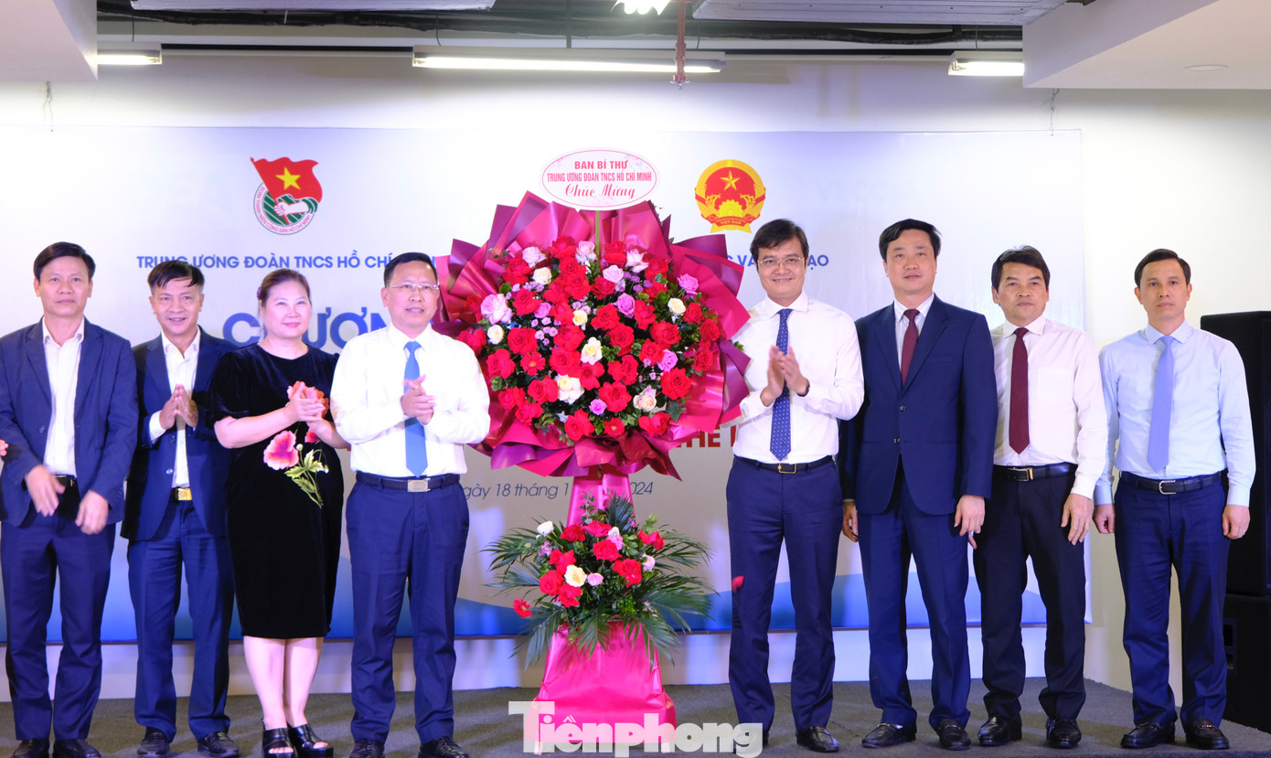 Anh Bùi Quang Huy - Bí thư thứ nhất Trung ương Đoàn tặng hoa chúc mừng đại diện lãnh đạo các vụ, cục, đơn vị thuộc Bộ GD&amp;ĐT nhân Ngày Nhà giáo Việt Nam. Ảnh: Châu Linh