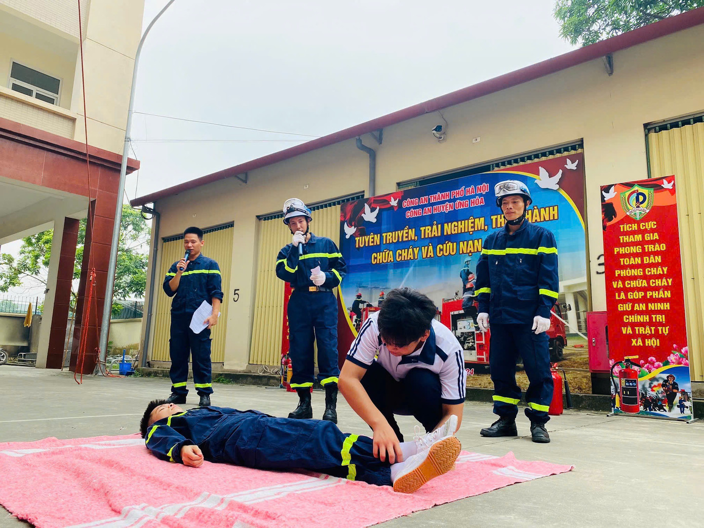 Các lớp tập huấn về kỹ năng sử dụng các thiết bị chữa cháy, sơ cứu ban đầu, xây dựng kế hoạch thoát hiểm...