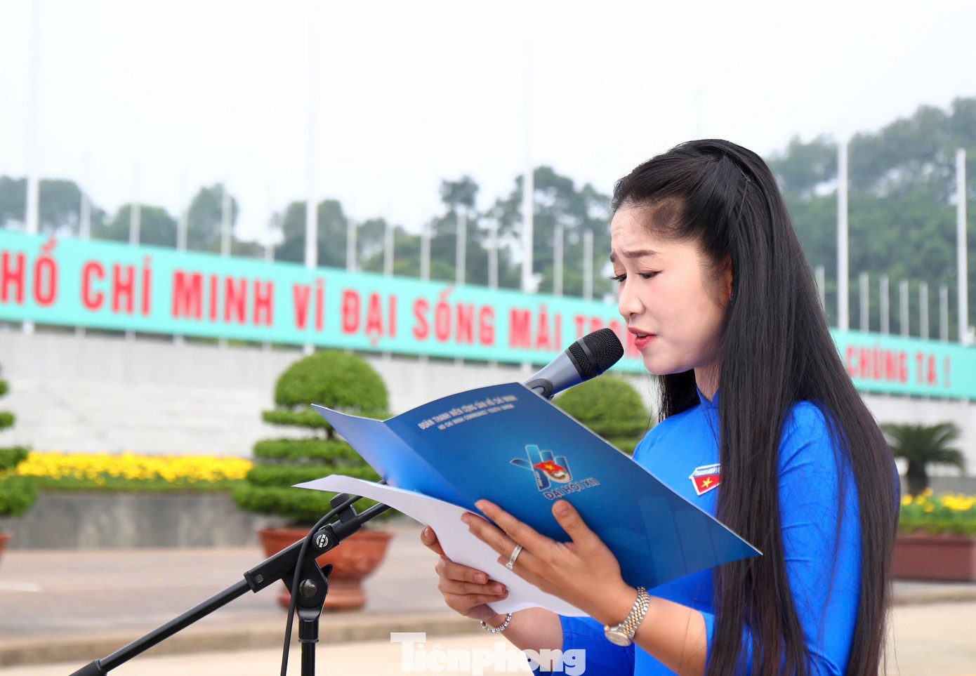 Cô Đỗ Thị Lam - giảng viên Trường Đại học Văn hóa Thể thao và Du lịch Thanh Hoá đại diện cho đoàn đại biểu nhà giáo trẻ báo công với Bác. Cô Đỗ Thị Lam - giảng viên Trường Đại học Văn hóa Thể thao và Du lịch Thanh Hoá đại diện cho đoàn đại biểu nhà giáo trẻ báo công với Bác.