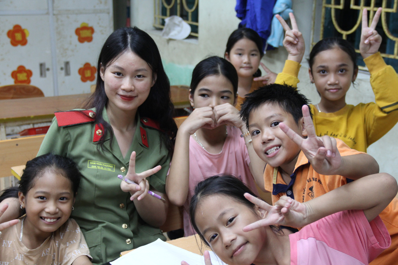 Với cách truyền tải sáng tạo, gần gũi, những học viên của Học viện An ninh nhân dân nhận được sự tương tác sôi nổi của các em học sinh trong tiết dạy tiếng Anh. Với cách truyền tải sáng tạo, gần gũi, những học viên của Học viện An ninh nhân dân nhận được sự tương tác sôi nổi của các em học sinh trong tiết dạy tiếng Anh.