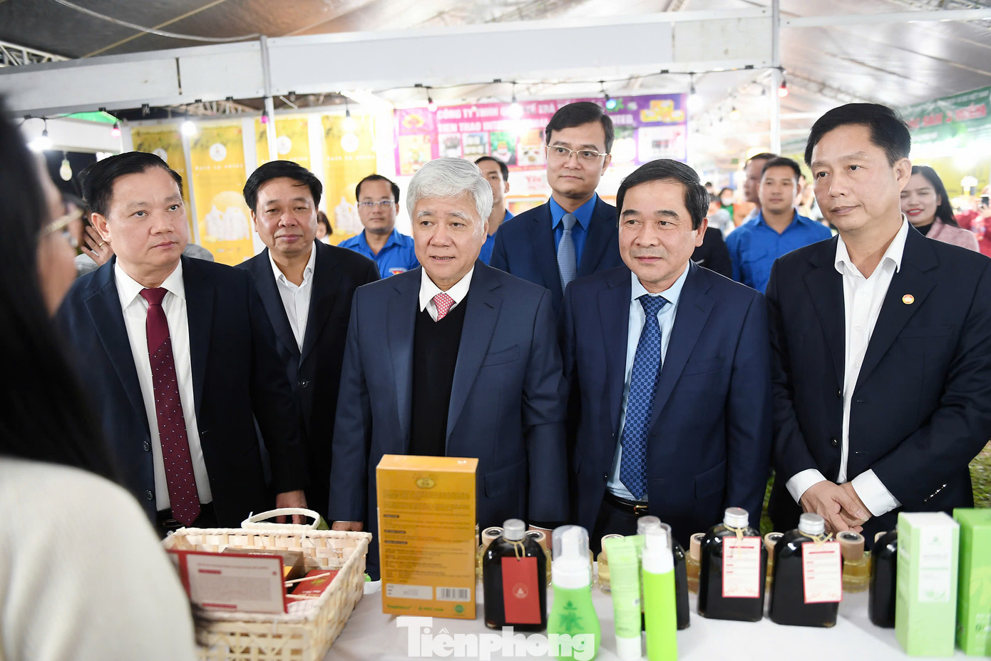 Ông Đỗ Văn Chiến - Ủy viên Bộ Chính trị, Bí thư Trung ương Đảng, Chủ tịch Uỷ ban Trung ương Mặt trận Tổ quốc Việt Nam cùng các đại biểu tham quan các gian hàng của thanh niên khởi nghiệp. Ông Đỗ Văn Chiến - Ủy viên Bộ Chính trị, Bí thư Trung ương Đảng, Chủ tịch Uỷ ban Trung ương Mặt trận Tổ quốc Việt Nam cùng các đại biểu tham quan các gian hàng của thanh niên khởi nghiệp.