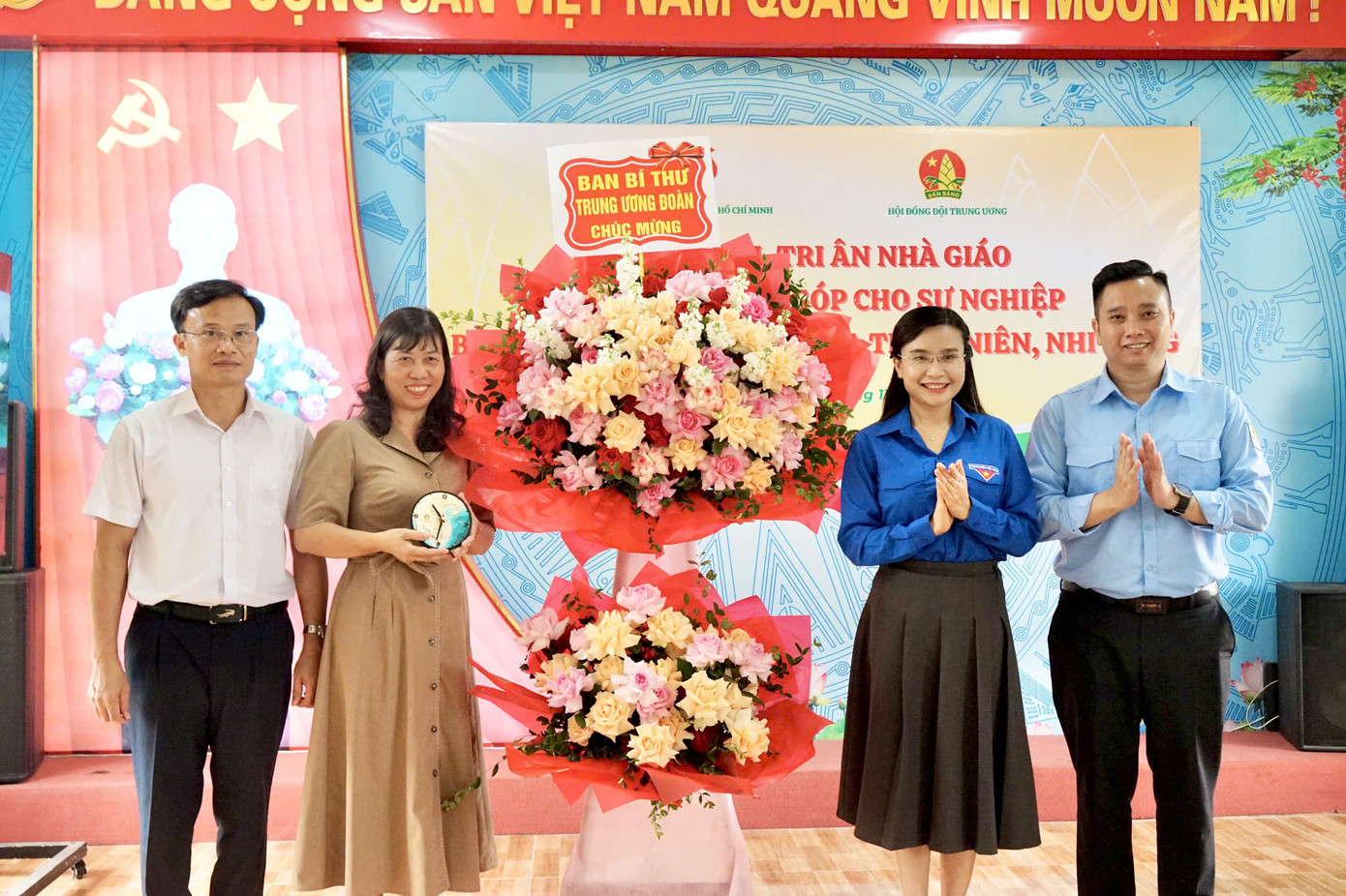 Đại diện T.Ư Đoàn, Hội đồng Đội T.Ư, chị Nguyễn Phạm Duy Trang đã tặng hoa và trao quà chúc mừng Nhà giáo ưu tú Lê Thu Liên.