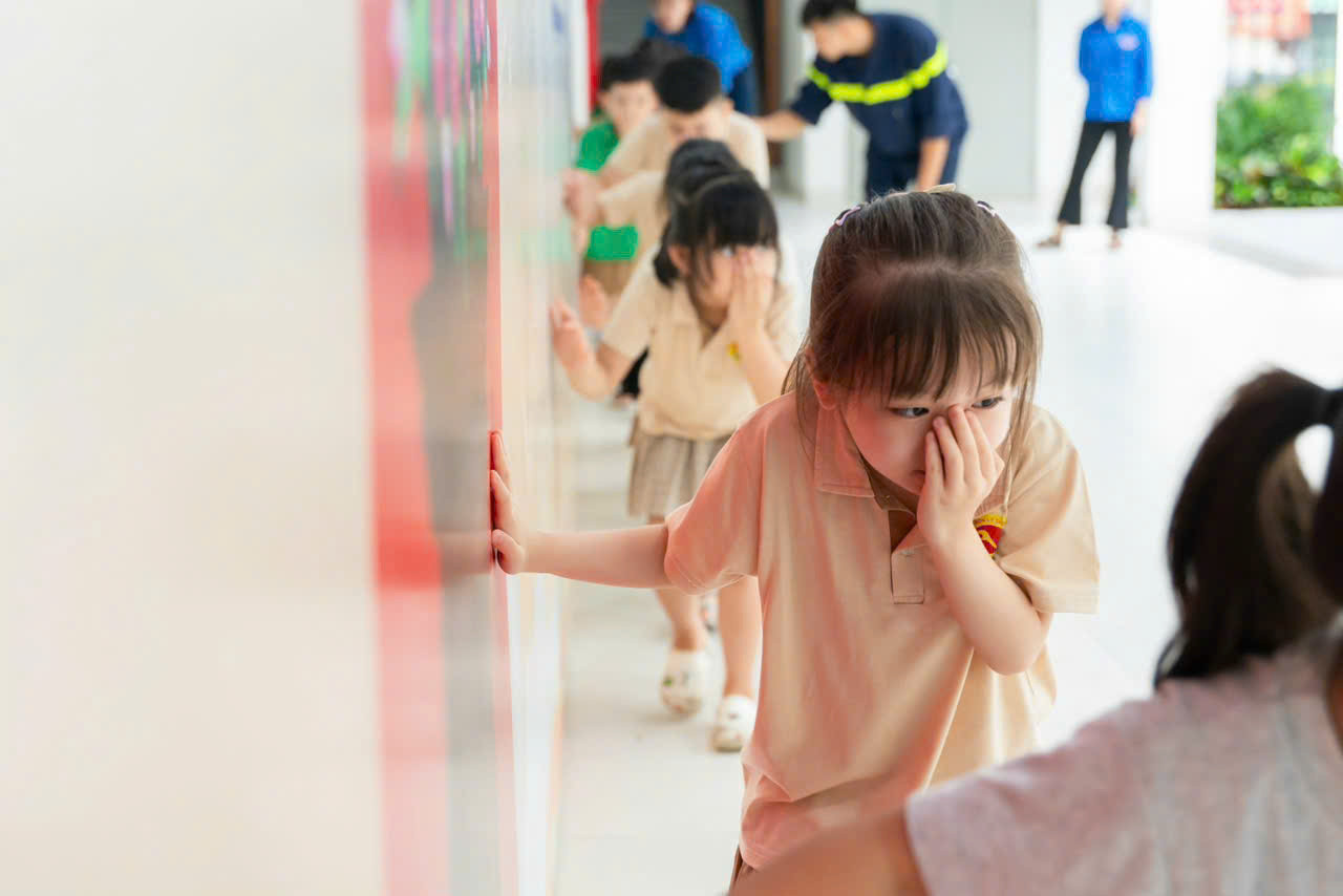 Cán bộ, chiến sĩ, đoàn viên thanh niên CATĐ tập huấn cho các em học sinh về kỹ năng sử dụng thiết bị chữa cháy, thoát hiểm.