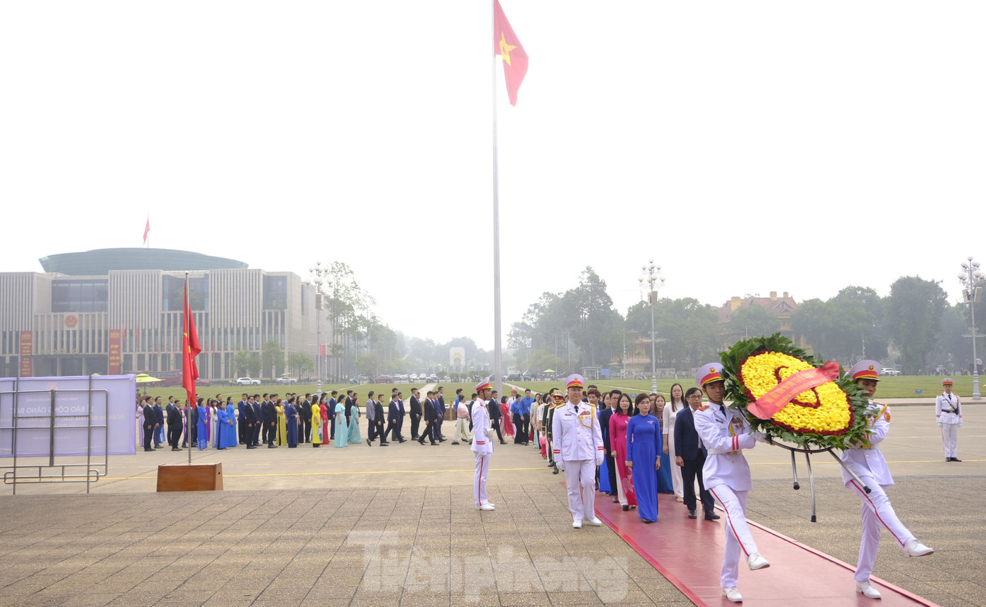 Chị Hồ Hồng Nguyên - Trưởng Ban Thanh niên Trường học T.Ư Đoàn, Phó Chủ tịch thường trực T.Ư Hội SVVN dẫn đầu đoàn đại biểu báo công dâng Bác. Ảnh: Châu Linh Chị Hồ Hồng Nguyên - Trưởng Ban Thanh niên Trường học T.Ư Đoàn, Phó Chủ tịch thường trực T.Ư Hội SVVN dẫn đầu đoàn đại biểu báo công dâng Bác. Ảnh: Châu Linh