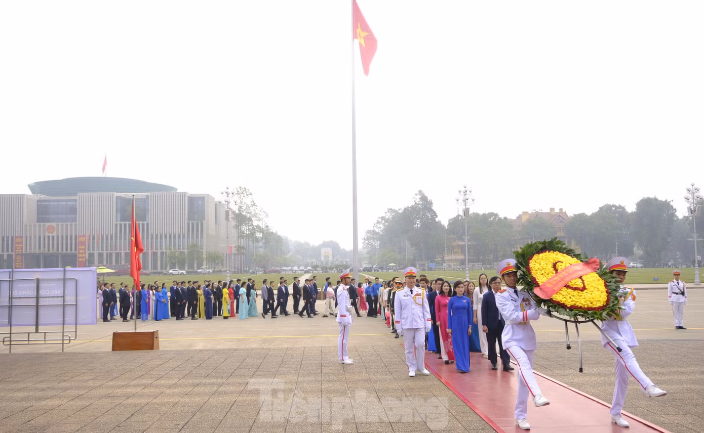 Chị Hồ Hồng Nguyên - Trưởng Ban Thanh niên Trường học T.Ư Đoàn, Phó Chủ tịch thường trực T.Ư Hội SVVN dẫn đầu đoàn đại biểu báo công dâng Bác. Ảnh: Châu Linh Chị Hồ Hồng Nguyên - Trưởng Ban Thanh niên Trường học T.Ư Đoàn, Phó Chủ tịch thường trực T.Ư Hội SVVN dẫn đầu đoàn đại biểu báo công dâng Bác. Ảnh: Châu Linh