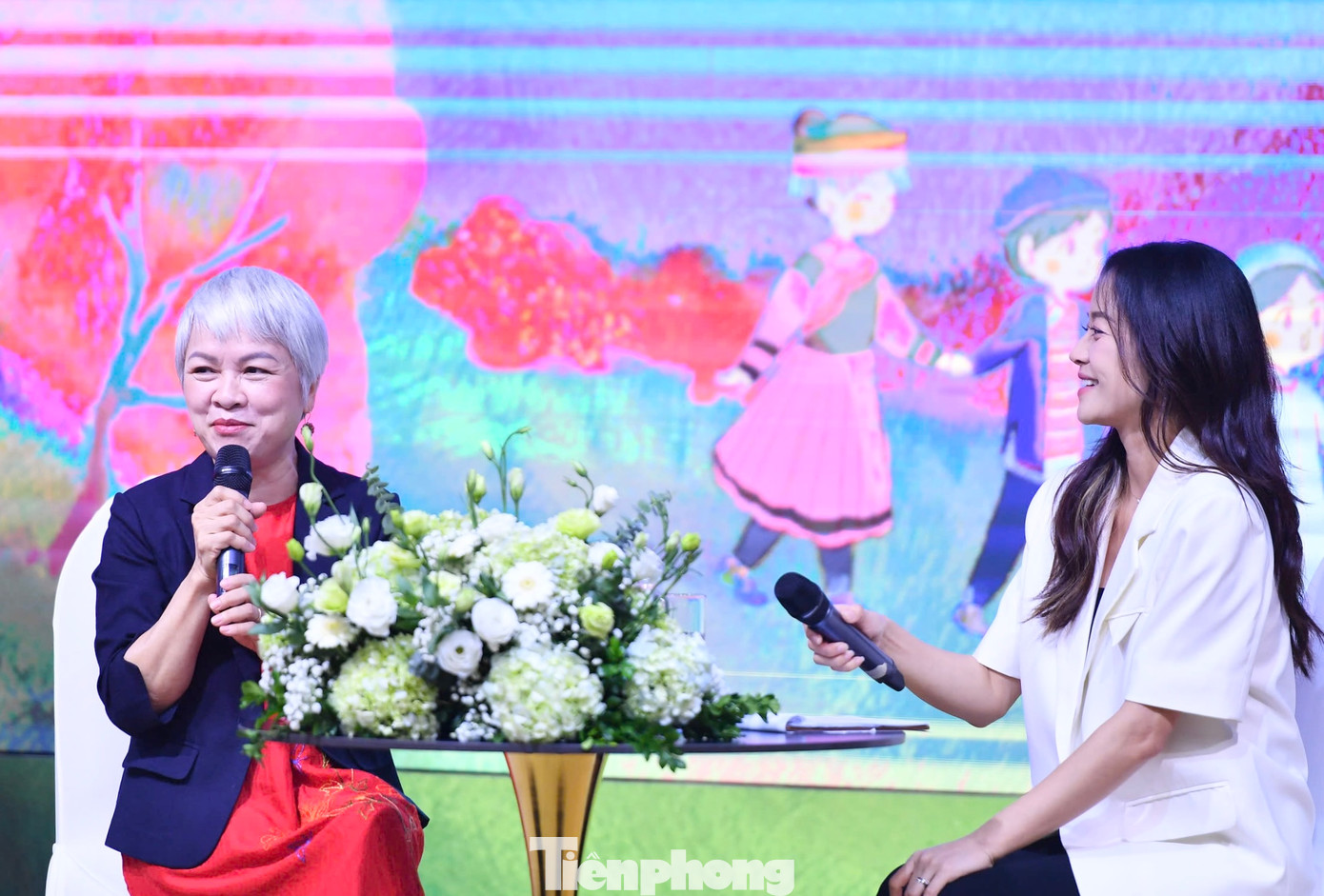 TS. Khuất Thu Hồng - Viện trưởng Viện Nghiên cứu phát triển xã hội (bên trái ảnh) chia sẻ tại chương trình. TS. Khuất Thu Hồng - Viện trưởng Viện Nghiên cứu phát triển xã hội (bên trái ảnh) chia sẻ tại chương trình.