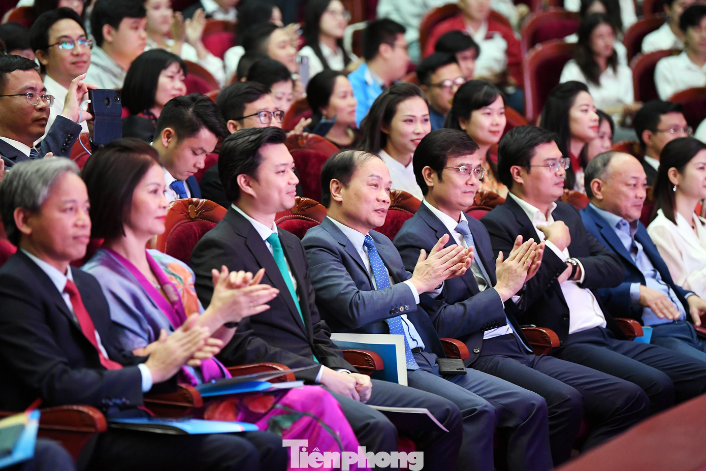 Các đại biểu tham dự chương trình Lễ trao Giải thưởng Khuê Văn Các lần thứ I, năm 2024.