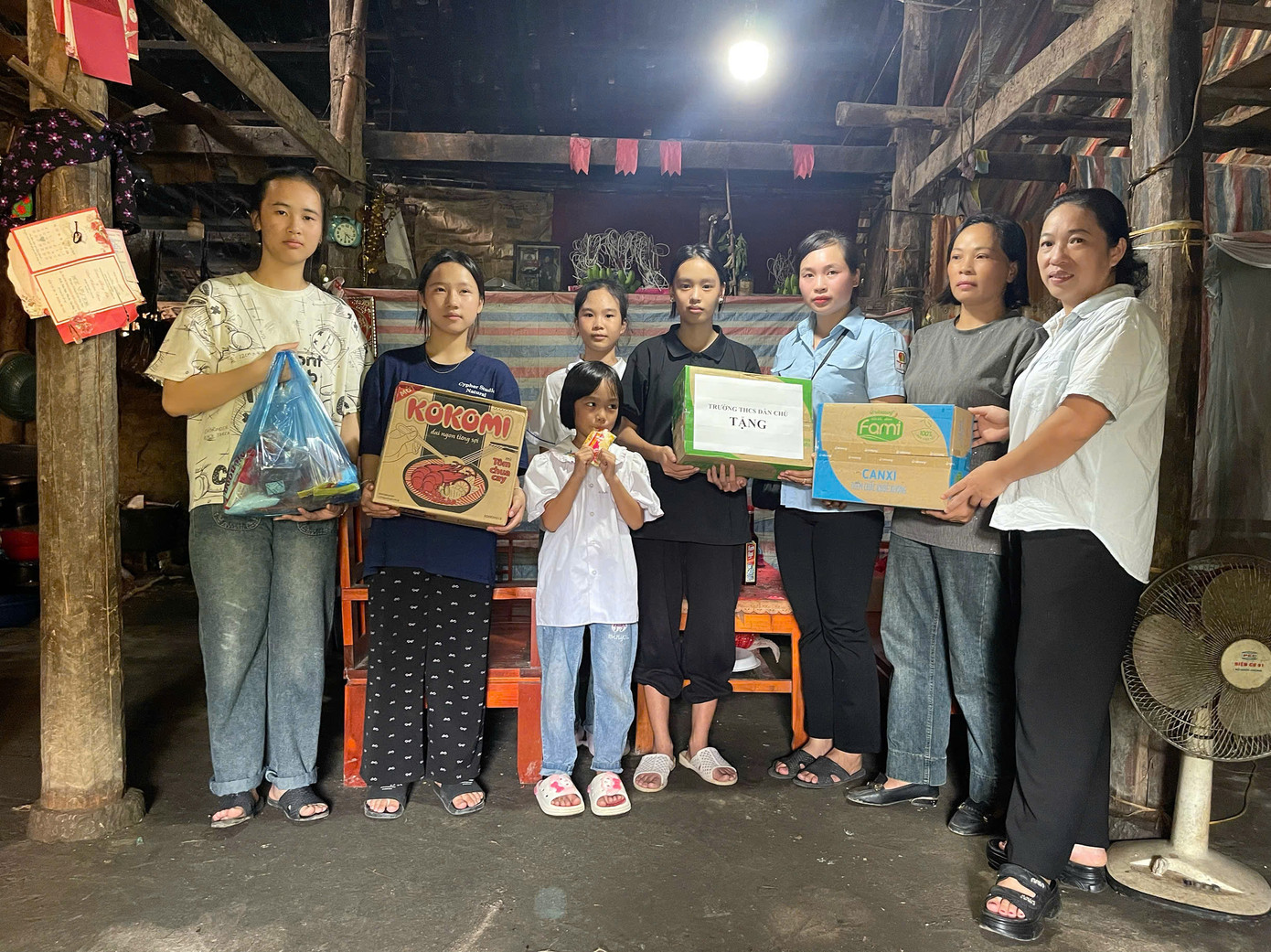 Cô Diệp thường kêu gọi các nhà hảo tâm ủng hộ nhu yếu phẩm như quần áo, sách vở, đồ dùng học tập, gạo, mắm, muối… cho các em học sinh.