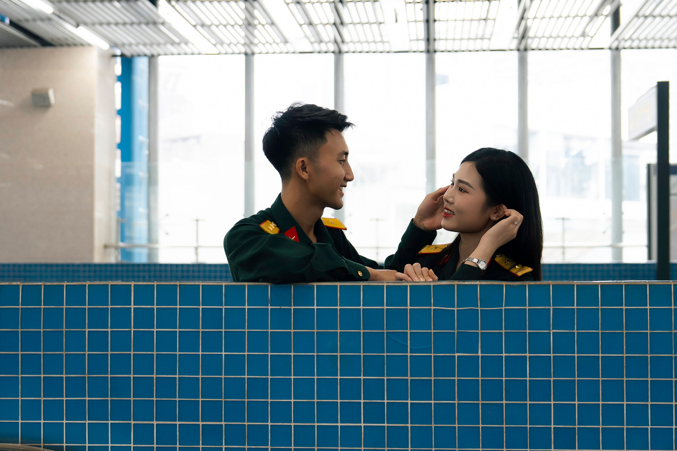 Cuộc gặp gỡ bất ngờ trên chuyến tàu dẫn đến khoảnh khắc ánh mắt hai người chạm nhau, để lại trong lòng chàng trai ấn tượng tốt đẹp về cô gái. Như một sự sắp đặt của duyên số, họ tình cờ gặp nhau nhiều lần sau đó, và chàng trai dần dần mạnh dạn hơn, tìm cách bắt chuyện với cô gái qua những hành động nhỏ nhưng ý nghĩa như chia sẻ kẹo, nghe nhạc cùng nhau, hay cùng đọc sách. Những khoảnh khắc này đã dần gắn kết, giúp hai người gần gũi hơn và tạo nên một mối liên hệ đặc biệt.