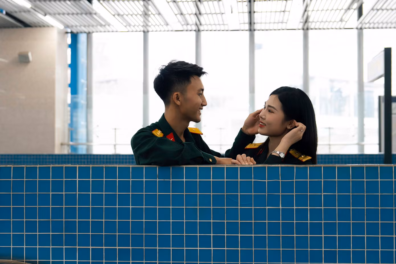 Cuộc gặp gỡ bất ngờ trên chuyến tàu dẫn đến khoảnh khắc ánh mắt hai người chạm nhau, để lại trong lòng chàng trai ấn tượng tốt đẹp về cô gái. Như một sự sắp đặt của duyên số, họ tình cờ gặp nhau nhiều lần sau đó, và chàng trai dần dần mạnh dạn hơn, tìm cách bắt chuyện với cô gái qua những hành động nhỏ nhưng ý nghĩa như chia sẻ kẹo, nghe nhạc cùng nhau, hay cùng đọc sách. Những khoảnh khắc này đã dần gắn kết, giúp hai người gần gũi hơn và tạo nên một mối liên hệ đặc biệt. Cuộc gặp gỡ bất ngờ trên chuyến tàu dẫn đến khoảnh khắc ánh mắt hai người chạm nhau, để lại trong lòng chàng trai ấn tượng tốt đẹp về cô gái. Như một sự sắp đặt của duyên số, họ tình cờ gặp nhau nhiều lần sau đó, và chàng trai dần dần mạnh dạn hơn, tìm cách bắt chuyện với cô gái qua những hành động nhỏ nhưng ý nghĩa như chia sẻ kẹo, nghe nhạc cùng nhau, hay cùng đọc sách. Những khoảnh khắc này đã dần gắn kết, giúp hai người gần gũi hơn và tạo nên một mối liên hệ đặc biệt.