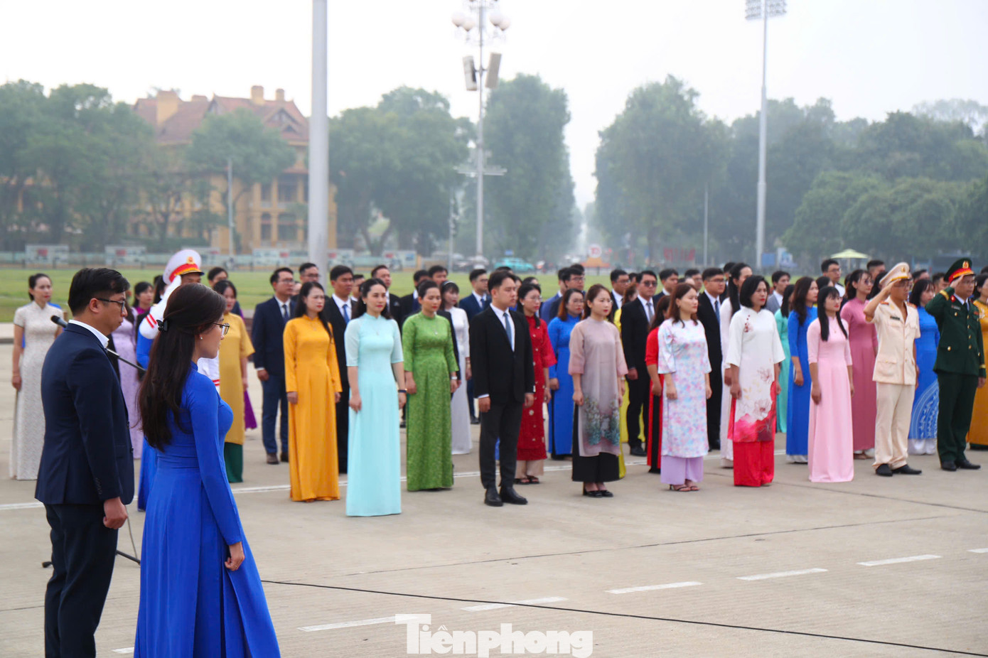 99 nhà giáo được tuyên dương là những thầy cô giáo không ngừng thi đua lao động giỏi, là chiến sĩ thi đua nhiều năm học, không ngừng đổi mới phương pháp giảng dạy, thực hiện những ý tưởng sáng tạo để nâng cao chất lượng dạy và học. 99 nhà giáo được tuyên dương là những thầy cô giáo không ngừng thi đua lao động giỏi, là chiến sĩ thi đua nhiều năm học, không ngừng đổi mới phương pháp giảng dạy, thực hiện những ý tưởng sáng tạo để nâng cao chất lượng dạy và học.