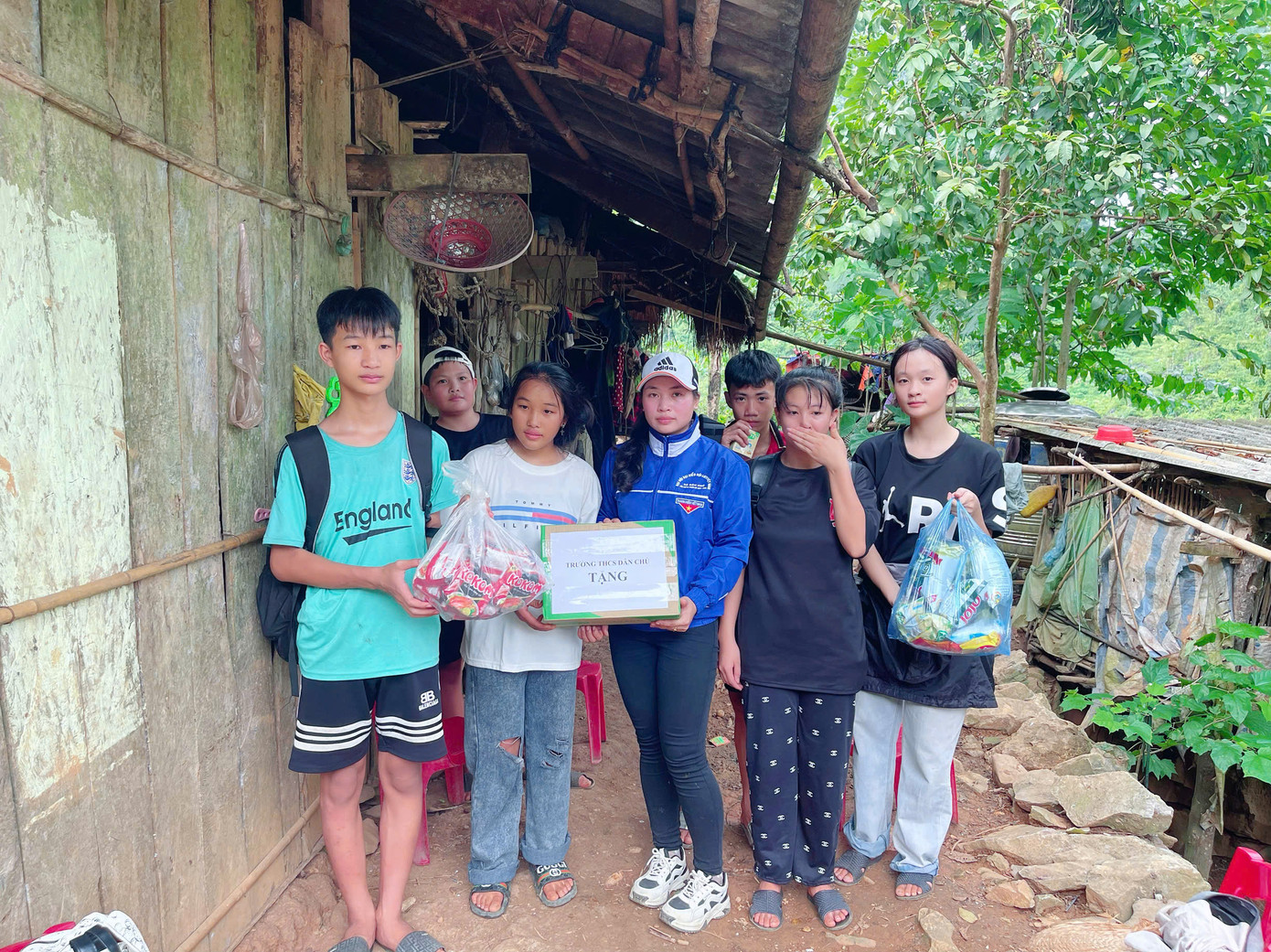 Cô Diệp thường kêu gọi các nhà hảo tâm ủng hộ nhu yếu phẩm như quần áo, sách vở, đồ dùng học tập, gạo, mắm, muối… cho các em học sinh.