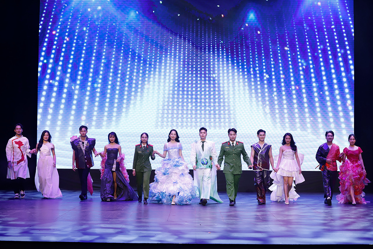 Những bộ trang phục được thiết kế từ túi nilon, giấy, vải... được 'nam thanh nữ tú' đến từ Học viện Cảnh sát nhân dân trình diễn. Những bộ trang phục được thiết kế từ túi nilon, giấy, vải... được 'nam thanh nữ tú' đến từ Học viện Cảnh sát nhân dân trình diễn.