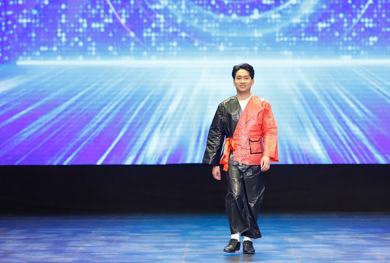 Những bộ trang phục được thiết kế từ túi nilon, giấy, vải... được 'nam thanh nữ tú' đến từ Học viện Cảnh sát nhân dân trình diễn. Những bộ trang phục được thiết kế từ túi nilon, giấy, vải... được 'nam thanh nữ tú' đến từ Học viện Cảnh sát nhân dân trình diễn.