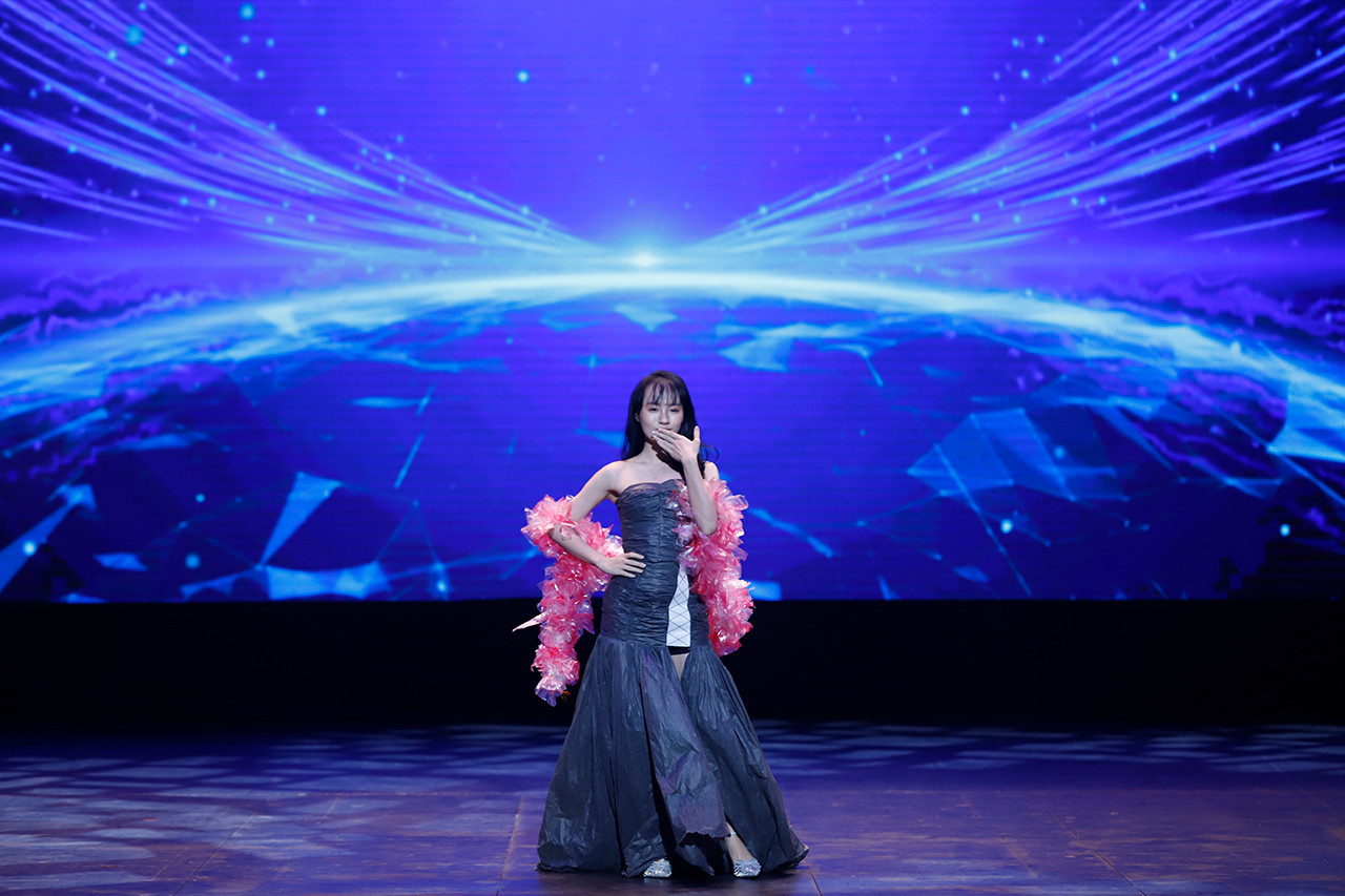 Những bộ trang phục được thiết kế từ túi nilon, giấy, vải... được 'nam thanh nữ tú' đến từ Học viện Cảnh sát nhân dân trình diễn. Những bộ trang phục được thiết kế từ túi nilon, giấy, vải... được 'nam thanh nữ tú' đến từ Học viện Cảnh sát nhân dân trình diễn.