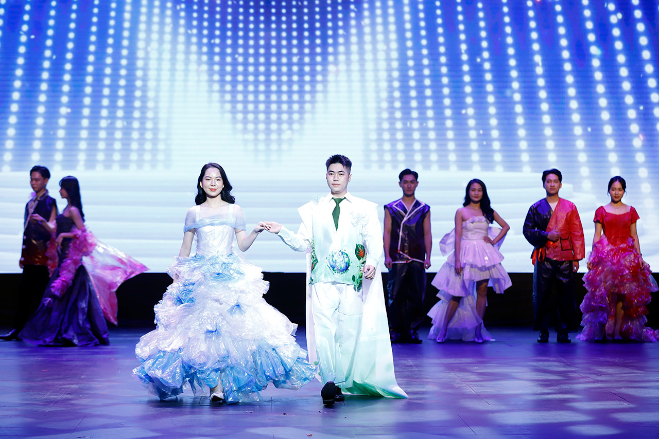 Những bộ trang phục được thiết kế từ túi nilon, giấy, vải... được 'nam thanh nữ tú' đến từ Học viện Cảnh sát nhân dân trình diễn. Những bộ trang phục được thiết kế từ túi nilon, giấy, vải... được 'nam thanh nữ tú' đến từ Học viện Cảnh sát nhân dân trình diễn.