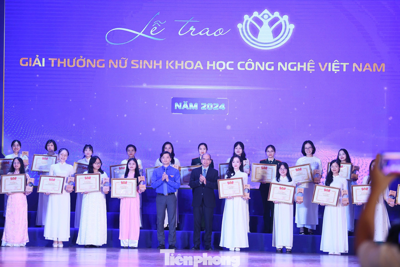 20 nữ sinh nhận giải thưởng Nữ sinh KHCN Việt Nam năm 2024.