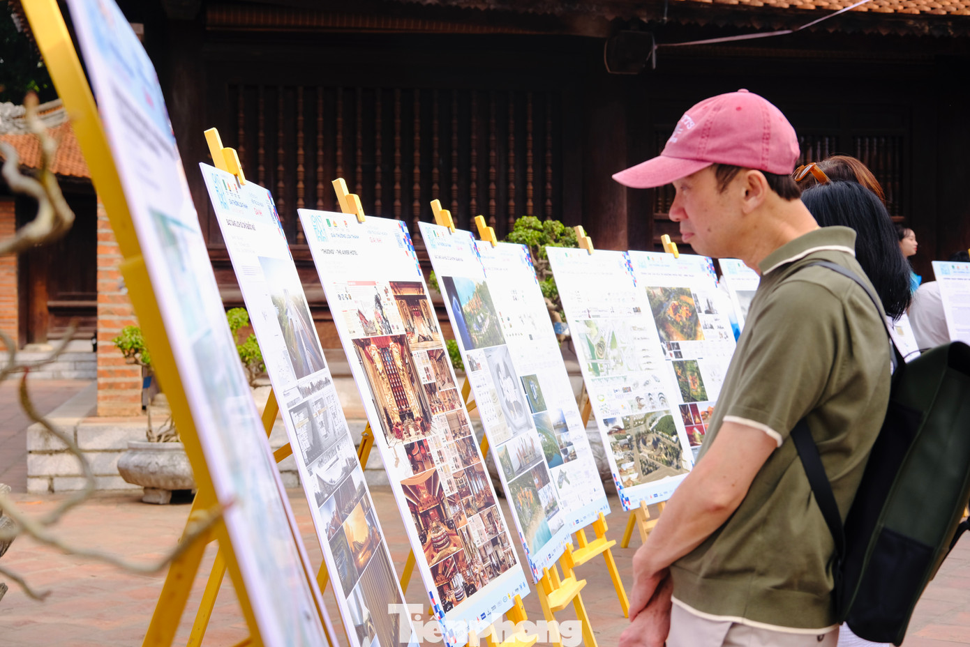 Những đồ án xuất sắc đang được trưng bày tại Văn Miếu - Quốc Tử Giám. Ảnh: Châu Linh