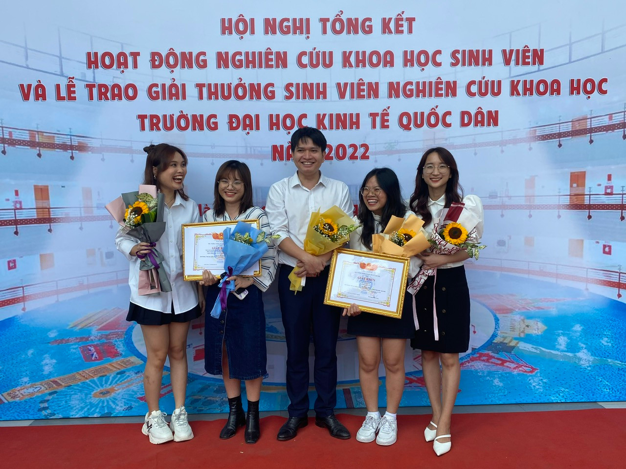 TS. Khúc Thế Anh truyền lửa nghiên cứu khoa học cho sinh viên.