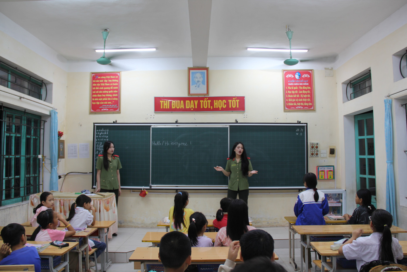 Những nữ học viên Học viện An ninh nhân dân phối hợp với cán bộ, giáo viên trường Tiểu học Quang Hưng hướng dẫn trẻ em học tiếng Anh. Những nữ học viên Học viện An ninh nhân dân phối hợp với cán bộ, giáo viên trường Tiểu học Quang Hưng hướng dẫn trẻ em học tiếng Anh.