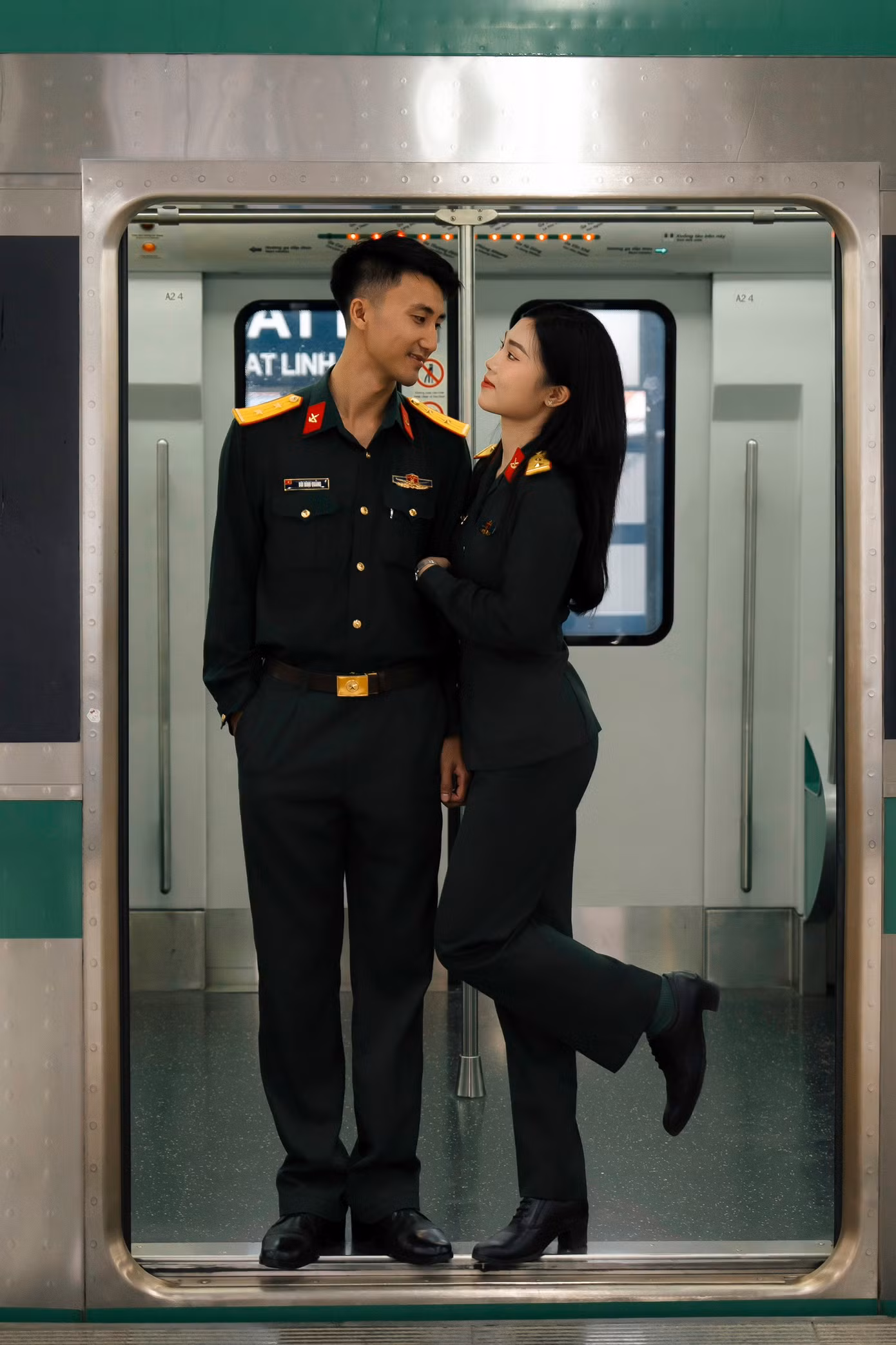 Qua những cuộc trò chuyện, họ nhận ra sự tương đồng bất ngờ: Cả hai đều nuôi dưỡng chung ước mơ trở thành những quân nhân mẫu mực, đều theo học tại Học viện Hậu cần, và chung tình yêu sâu sắc dành cho gia đình, quê hương. Qua những cuộc trò chuyện, họ nhận ra sự tương đồng bất ngờ: Cả hai đều nuôi dưỡng chung ước mơ trở thành những quân nhân mẫu mực, đều theo học tại Học viện Hậu cần, và chung tình yêu sâu sắc dành cho gia đình, quê hương.