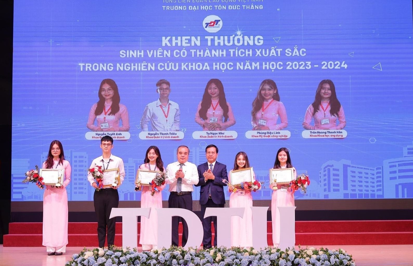 Thanh Hân (ngoài cùng bên phải) đạt nhiều giải thưởng trong các cuộc thi Nghiên cứu Khoa học.