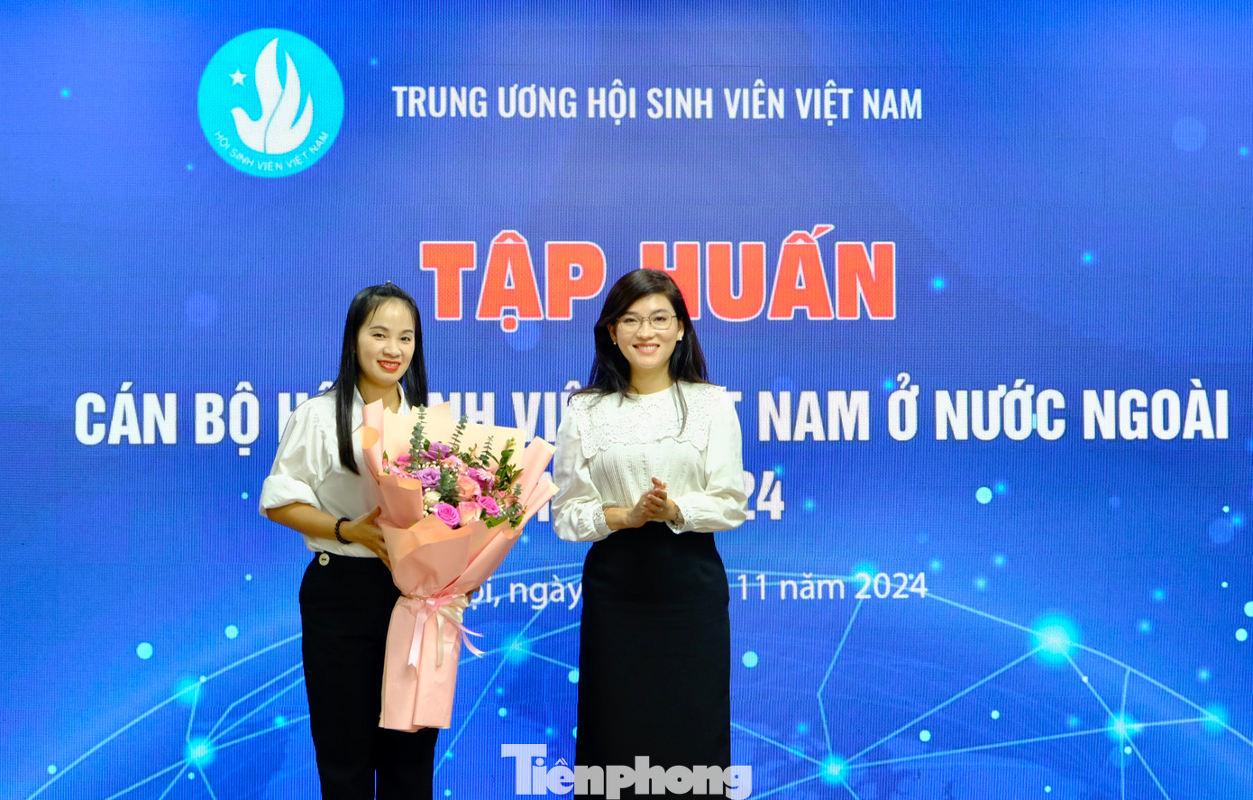 Chị Hồ Hồng Nguyên - Trưởng Ban Thanh niên trường học T.Ư Đoàn, Phó Chủ tịch thường trực T.Ư Hội SVVN tặng hoa cho diễn giả là Thượng tá, PGS.TS Vũ Nguyễn Hoa Hồng - Phó Trưởng phòng 10, Cục An ninh đối ngoại, Bộ Công an. Ảnh: Châu Linh Chị Hồ Hồng Nguyên - Trưởng Ban Thanh niên trường học T.Ư Đoàn, Phó Chủ tịch thường trực T.Ư Hội SVVN tặng hoa cho diễn giả là Thượng tá, PGS.TS Vũ Nguyễn Hoa Hồng - Phó Trưởng phòng 10, Cục An ninh đối ngoại, Bộ Công an. Ảnh: Châu Linh