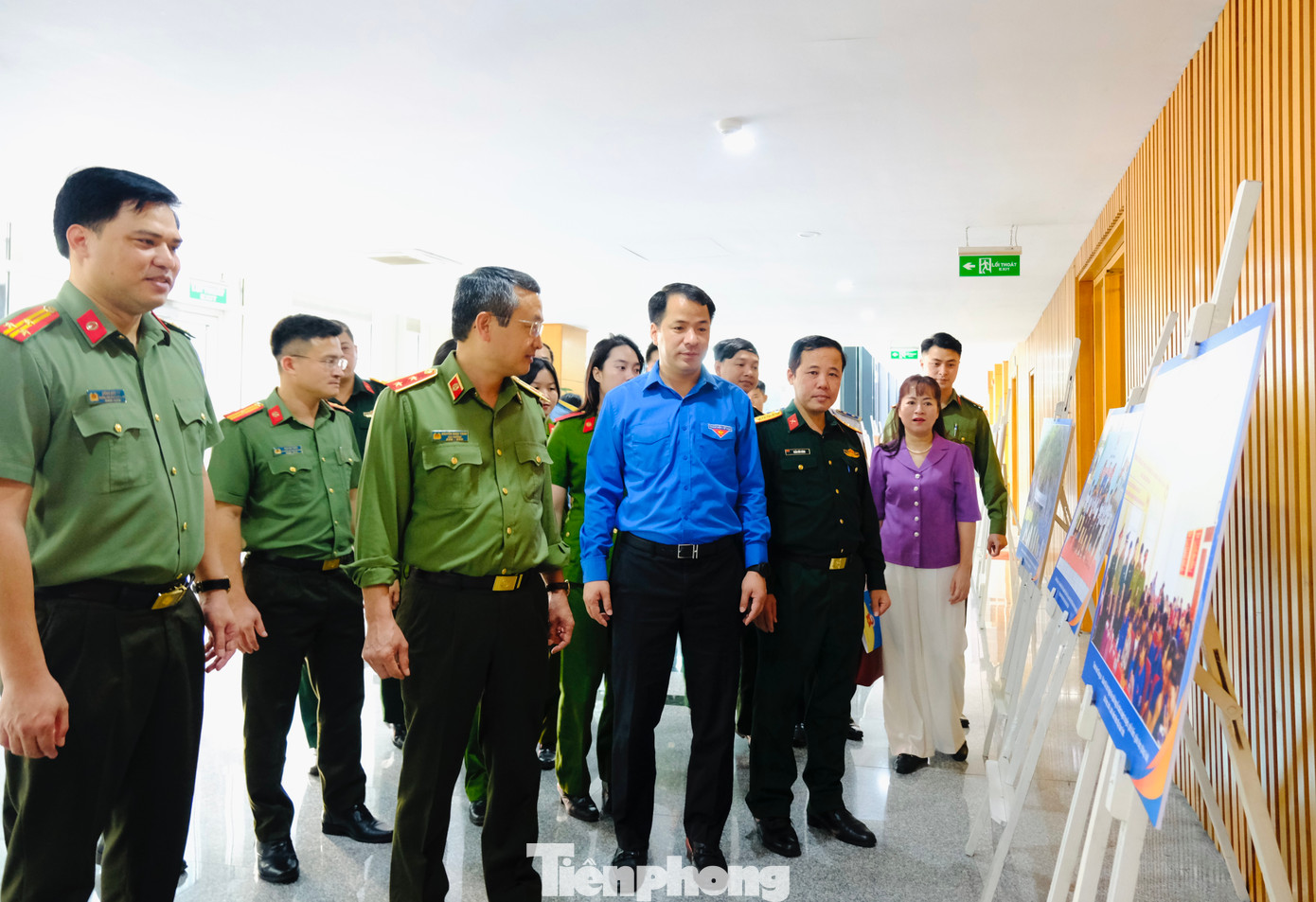 Anh Ngô Văn Cương - Bí thư T.Ư Đoàn cùng các đại biểu tham quan triển lãm trong khuôn khổ hội nghị. Ảnh: Châu Linh Anh Ngô Văn Cương - Bí thư T.Ư Đoàn cùng các đại biểu tham quan triển lãm trong khuôn khổ hội nghị. Ảnh: Châu Linh