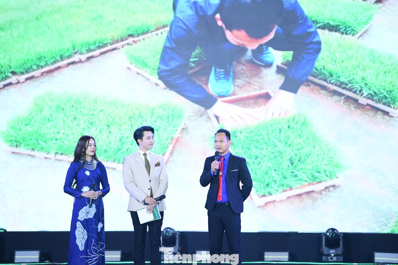 Anh Nguyễn Văn Luân và chị Trần Thùy Nhi là hai gương mặt tiêu biểu nhận Giải thưởng Lương Định Của năm 2024 chia sẻ tại chương trình.