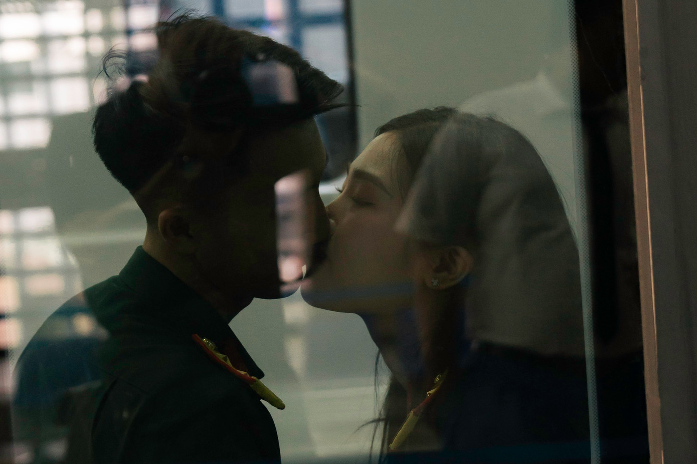 "Cả hai đều cảm thấy thoải mái và vui vẻ khi trò chuyện, với sự hóm hỉnh, mình đã chinh phục trái tim cô gái. Chúng mình muốn dành cho nhau cả tâm hồn và trái tim giữa những áp lực công việc và trách nhiệm, trở thành người bạn đồng hành không thể thiếu trong công việc cũng như cuộc sống hằng ngày", chàng trai Bùi Đình Quảng chia sẻ.