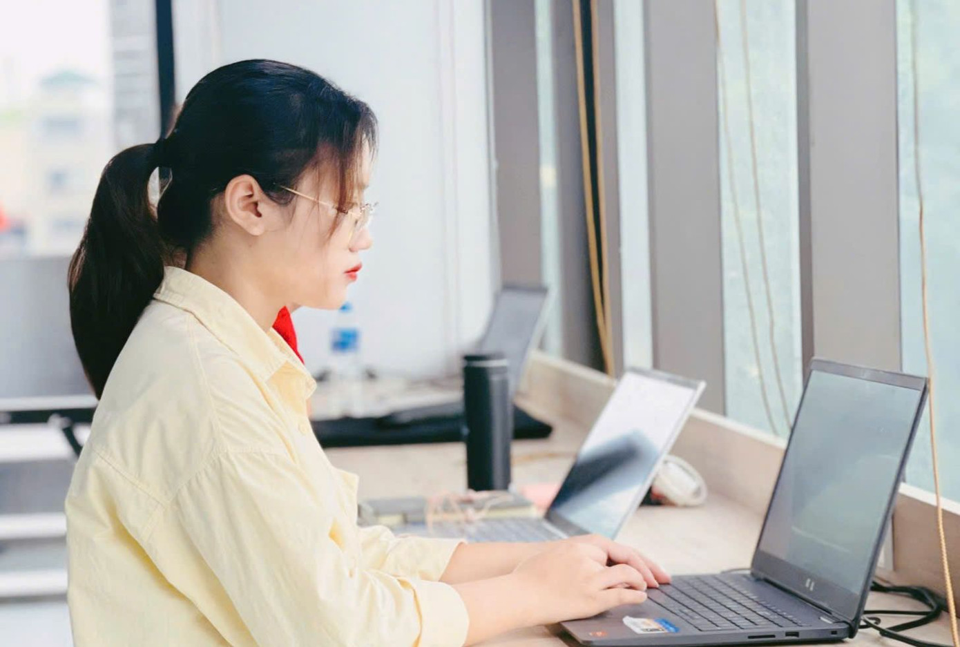 Gen Z, vốn đã đối mặt với nhiều áp lực từ mạng xã hội và kỳ vọng của xã hội, khi thất nghiệp sẽ dễ cảm thấy mất phương hướng, dẫn đến lo âu, căng thẳng, thậm chí trầm cảm. Ảnh minh họa