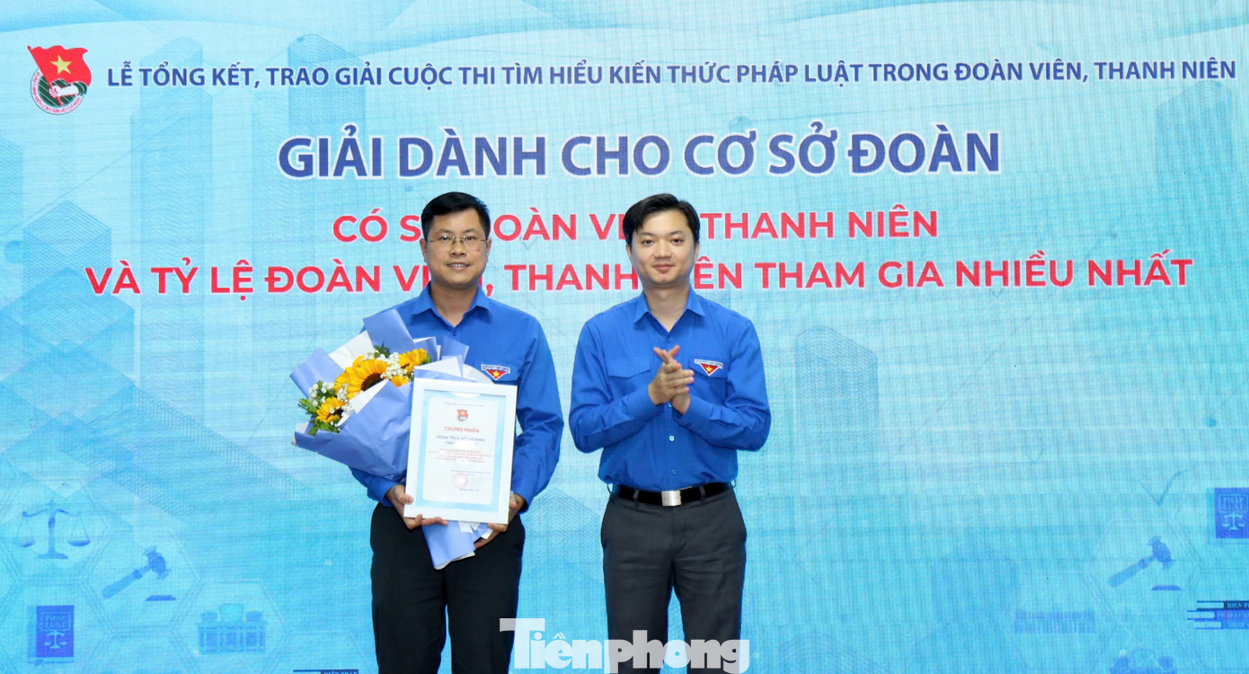 Anh Nguyễn Minh Triết - Bí thư T.Ư Đoàn, Chủ tịch T.Ư Hội SVVN trao giải dành cho Tỉnh Đoàn Bắc Giang vì đã duy trì số lượng và tỉ lệ đoàn viên, thanh niên tham gia nhiều nhất.