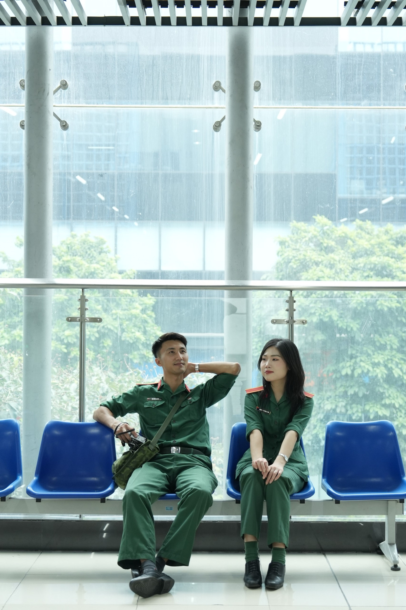 Ga tàu dần trở thành nơi họ thường xuyên gặp gỡ, nơi tình cảm và sự gắn bó dần nảy nở. Vì vậy, chuyện tình này đã được ghi lại qua những bức ảnh, lưu giữ những khoảnh khắc đáng nhớ - từ lần đầu gặp mặt đến những khi họ ngồi cạnh nhau, cùng chia sẻ những niềm vui nhỏ bé trong cuộc sống. Bộ ảnh của cặp đôi Học viện Hậu cần cũng đã nhận được nhiều lượt yêu thích và chia sẻ trên mạng xã hội.