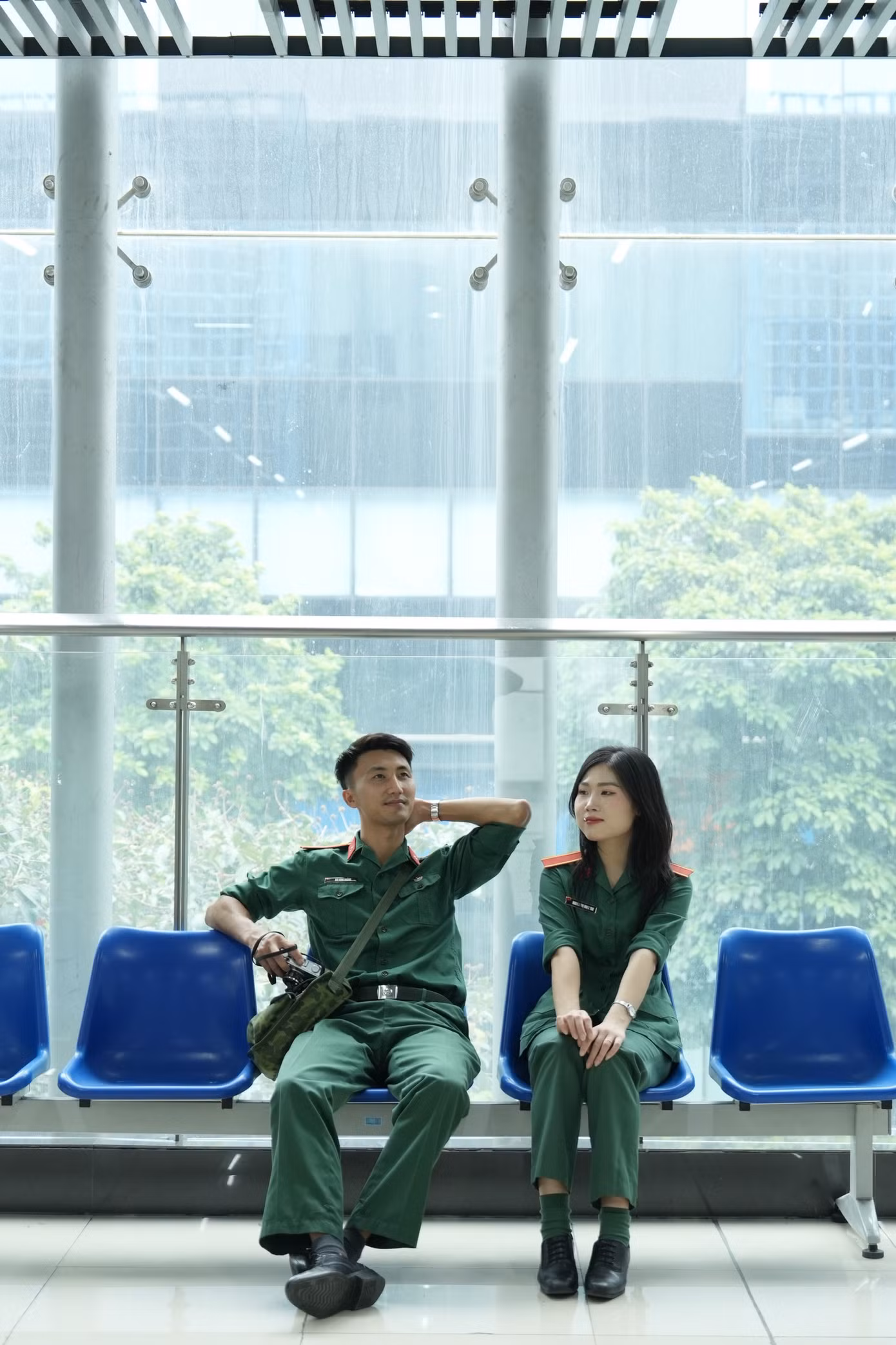 Ga tàu dần trở thành nơi họ thường xuyên gặp gỡ, nơi tình cảm và sự gắn bó dần nảy nở. Vì vậy, chuyện tình này đã được ghi lại qua những bức ảnh, lưu giữ những khoảnh khắc đáng nhớ - từ lần đầu gặp mặt đến những khi họ ngồi cạnh nhau, cùng chia sẻ những niềm vui nhỏ bé trong cuộc sống. Bộ ảnh của cặp đôi Học viện Hậu cần cũng đã nhận được nhiều lượt yêu thích và chia sẻ trên mạng xã hội. Ga tàu dần trở thành nơi họ thường xuyên gặp gỡ, nơi tình cảm và sự gắn bó dần nảy nở. Vì vậy, chuyện tình này đã được ghi lại qua những bức ảnh, lưu giữ những khoảnh khắc đáng nhớ - từ lần đầu gặp mặt đến những khi họ ngồi cạnh nhau, cùng chia sẻ những niềm vui nhỏ bé trong cuộc sống. Bộ ảnh của cặp đôi Học viện Hậu cần cũng đã nhận được nhiều lượt yêu thích và chia sẻ trên mạng xã hội.