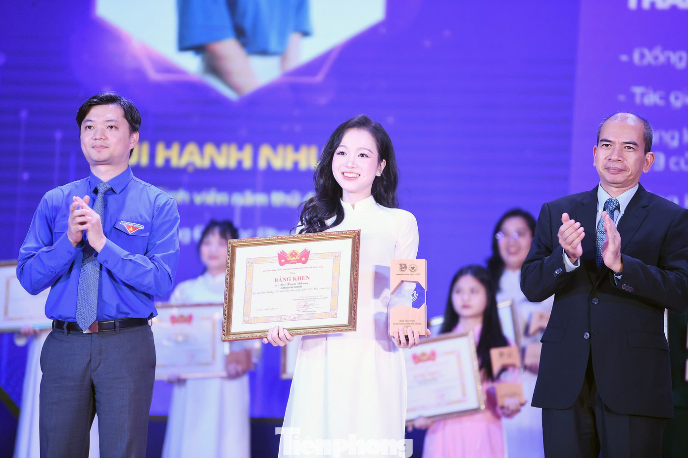 Nữ sinh Bùi Hạnh Nhung - Trường Đại học Phenika nhận giải thưởng Nữ sinh KHCN Việt Nam.