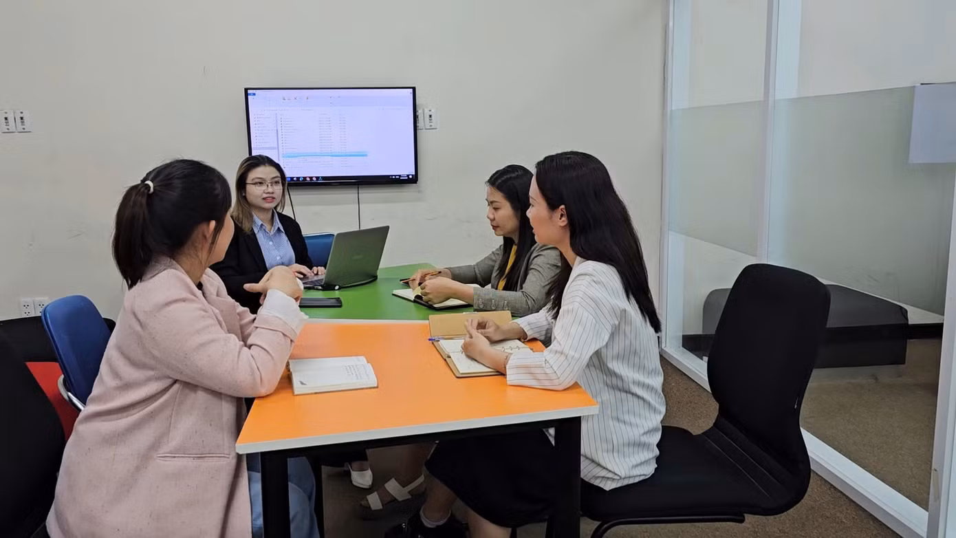 Mai Hoàng là nữ tiến sĩ duy nhất trong 9 nhà khoa học nhận giải thưởng Khuê Văn Các năm 2024. Mai Hoàng là nữ tiến sĩ duy nhất trong 9 nhà khoa học nhận giải thưởng Khuê Văn Các năm 2024.