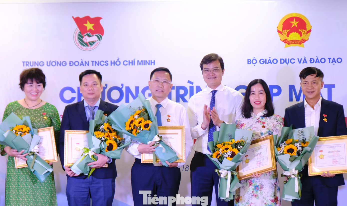 Anh Bùi Quang Huy - Bí thư thứ nhất Trung ương Đoàn trao Kỷ niệm chương "Vì thế hệ trẻ" cho các cá nhân thuộc Bộ GD&amp;ĐT. Ảnh: Châu Linh