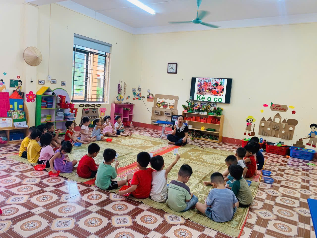 Buổi học về trò chơi dân gian của cô Ngân thu hút sự tương tác của học trò.