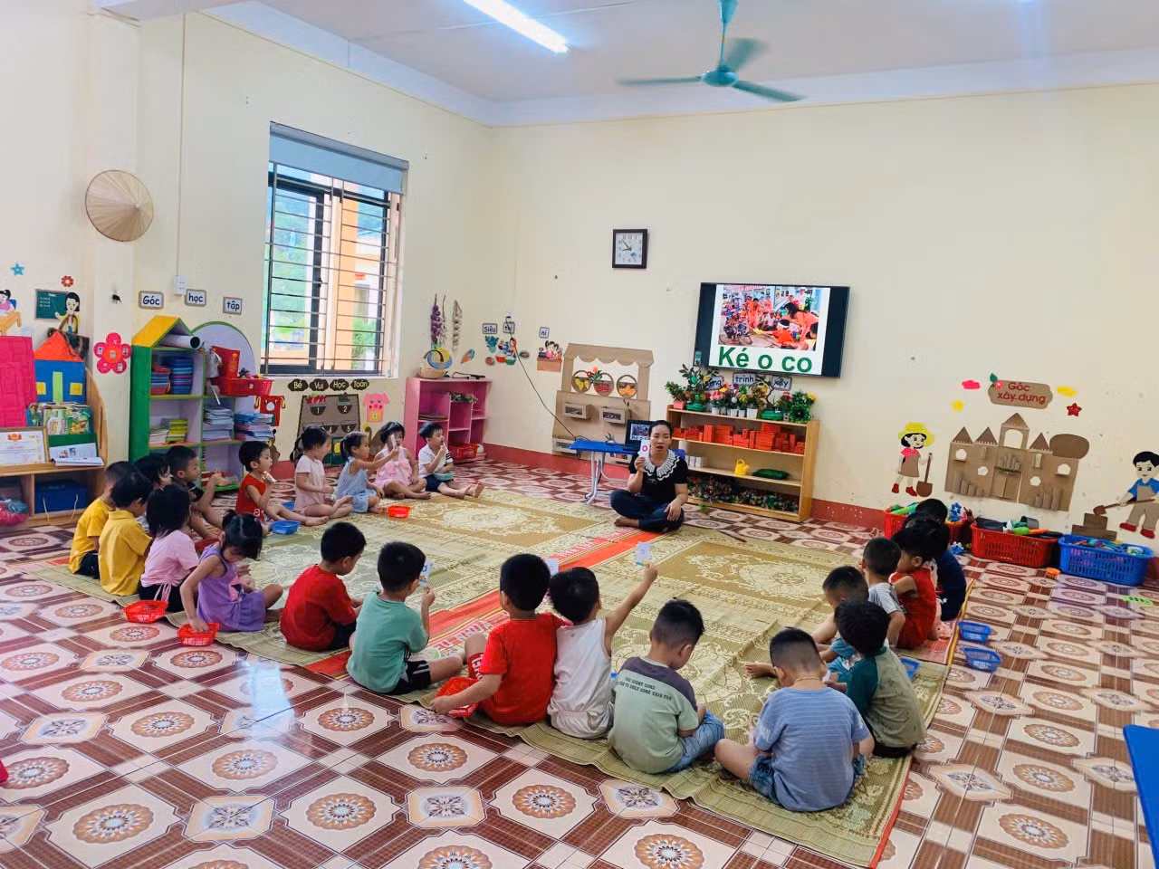 Buổi học về trò chơi dân gian của cô Ngân thu hút sự tương tác của học trò.