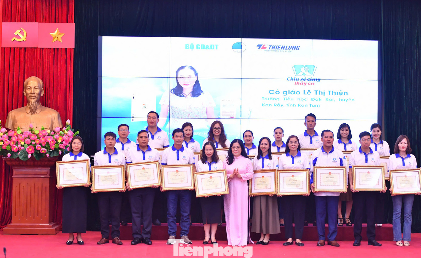 Thứ trưởng Nguyễn Thị Kim Chi trao tặng bằng khen cho các nhà giáo tiêu biểu. Thứ trưởng Nguyễn Thị Kim Chi trao tặng bằng khen cho các nhà giáo tiêu biểu.