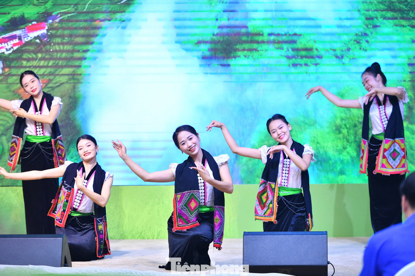 Những tiết mục văn nghệ đặc sắc mở đầu chương trình. Ảnh: Châu Linh Những tiết mục văn nghệ đặc sắc mở đầu chương trình. Ảnh: Châu Linh