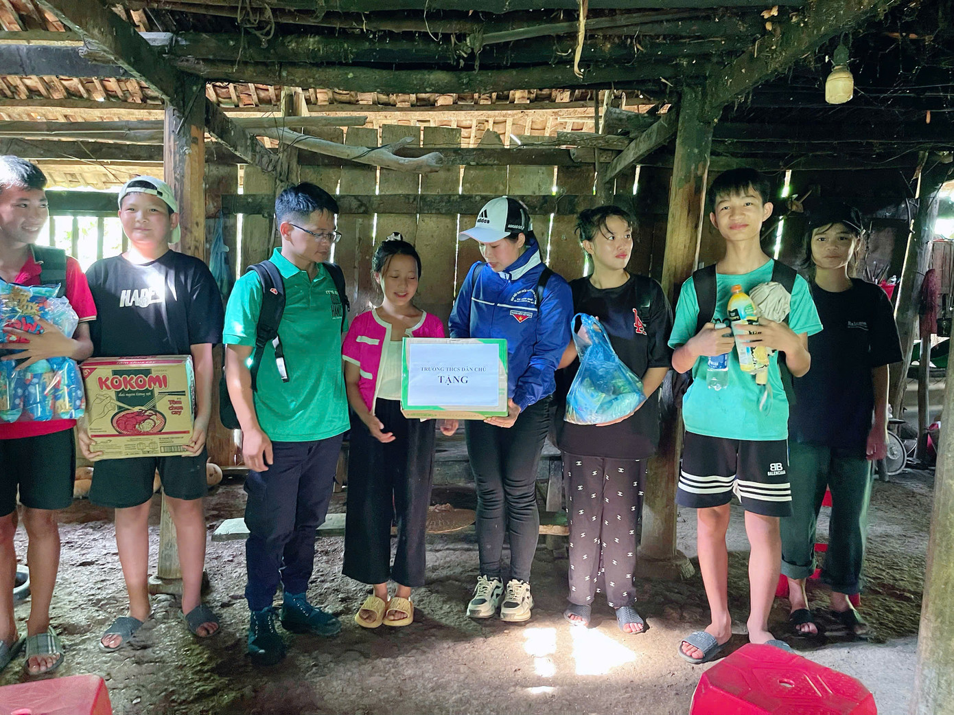 Cô Diệp thường kêu gọi các nhà hảo tâm ủng hộ nhu yếu phẩm như quần áo, sách vở, đồ dùng học tập, gạo, mắm, muối… cho các em học sinh.