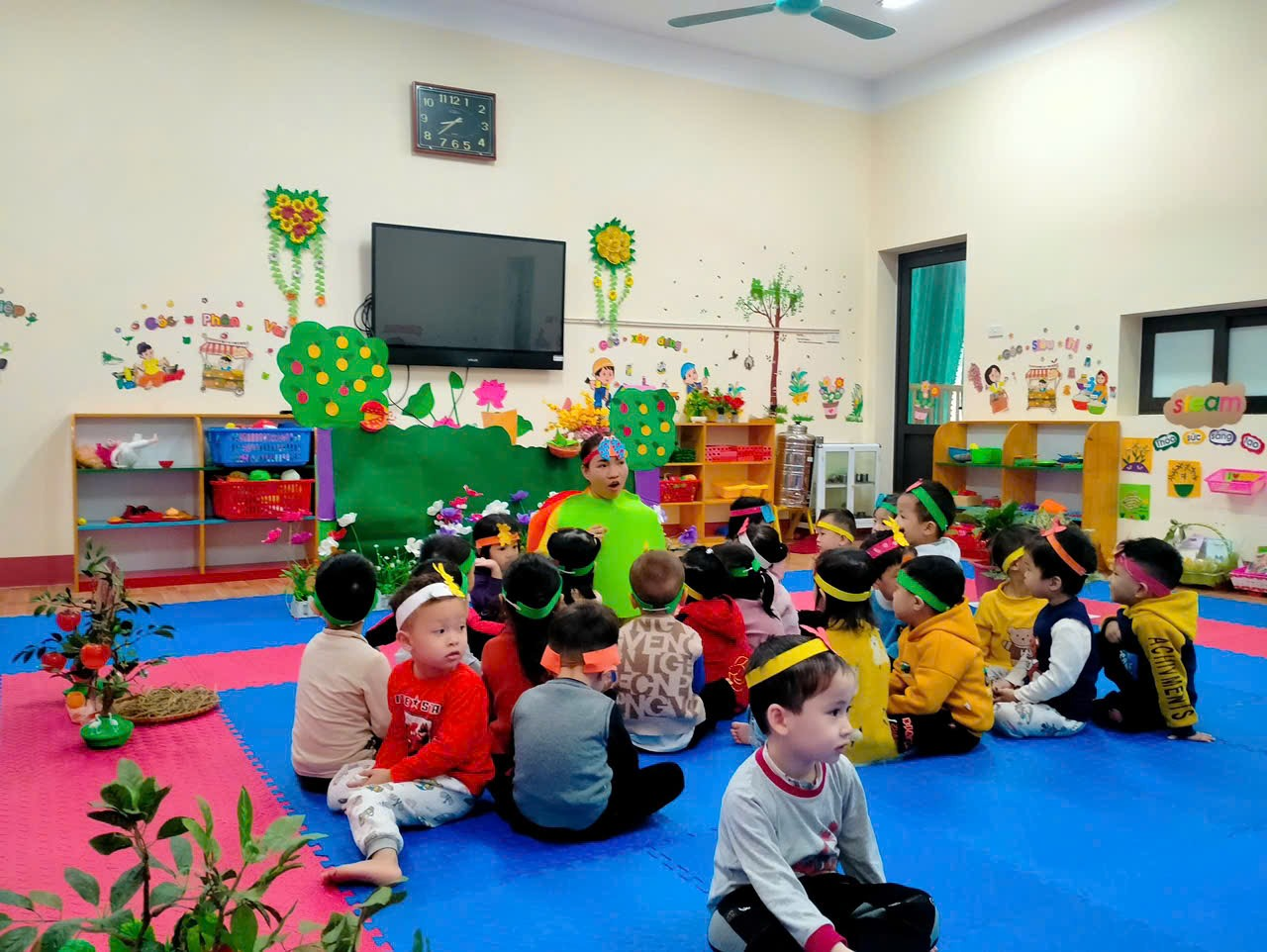 Nhà giáo trẻ luôn đổi mới phương pháp dạy để các em hứng thú hơn.