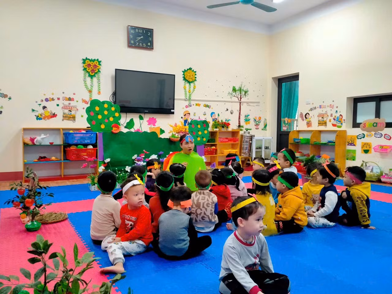 Nhà giáo trẻ luôn đổi mới phương pháp dạy để các em hứng thú hơn.