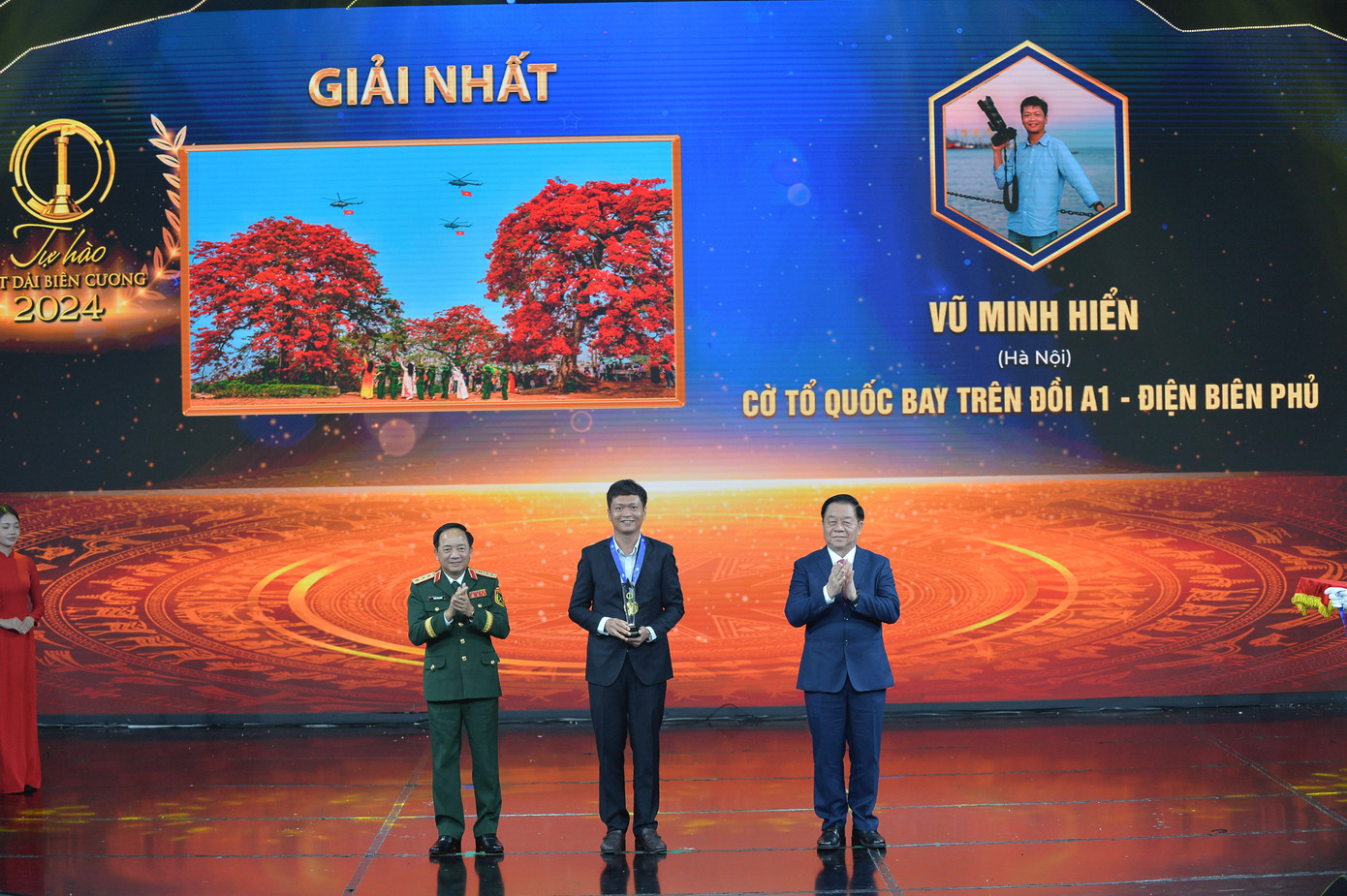 Trưởng Ban Tuyên giáo T.Ư Nguyễn Trọng Nghĩa và Thượng tướng Trịnh Văn Quyết - Chủ nhiệm Tổng cục Chính trị Quân đội nhân dân Việt Nam trao biểu trưng cho tác giả đoạt giải Nhất.